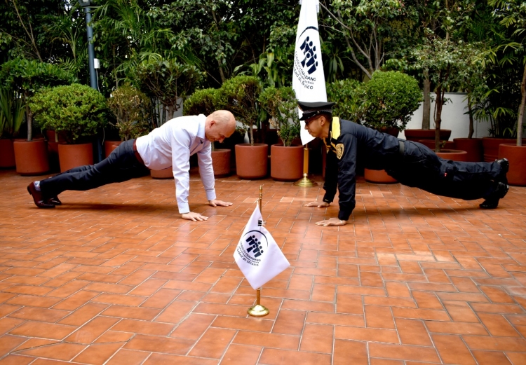 THE PUSH UPS CHAMPION POLICE OFFICER FROM THE ZOCALO BECOMES A SPORTS AMBASSADOR